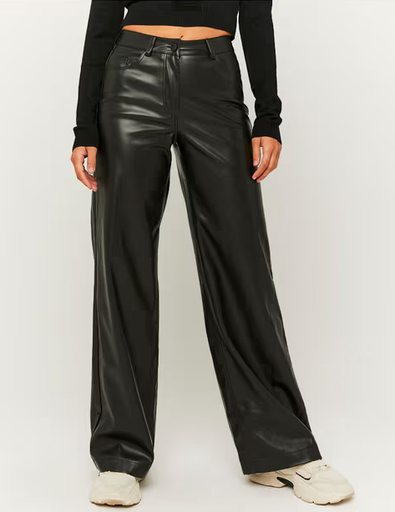 Schwarze, weite Lederhose
