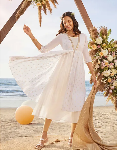 Weißes ausgestelltes Kleid